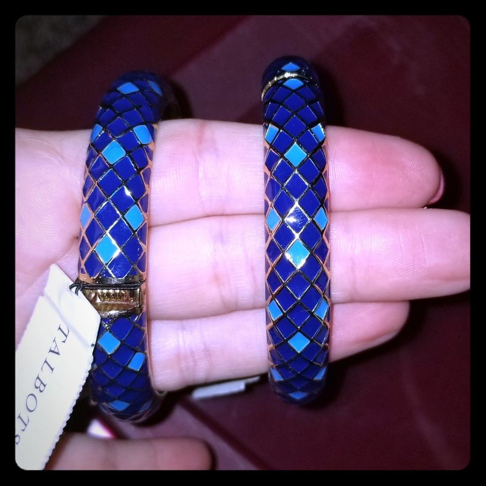 2 bracelets